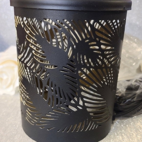 NWT Handcrafted Iron Floral Pattern Lamp with Wild Fig Leaf Fragrance - Picture 8 of 8